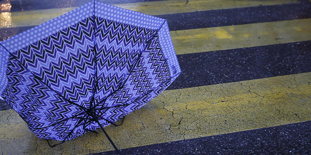 Ein stürmischer Heiligabend hat zwar eine starke Abkühlung gebracht, aber vorerst im Flachland noch keinen Schnee. (Archivbild)