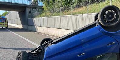 Auf dem Dach gelandet bei der Fahrt auf der Autobahn A2 bei Brittnau AG: Die verletzte Lenkerin konnte ihr demoliertes Auto selbst verlassen.