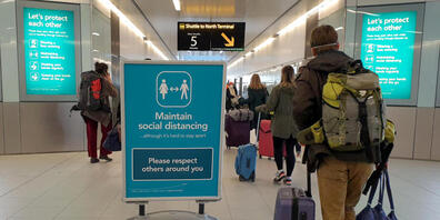 Passagiere am Flughafen Gatwick bei London. Foto: Gareth Fuller/PA Wire/dpa