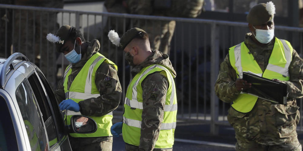 Soldaten führen einen Corona-Test bei einem Autofahrer vor dem Hafen von Dover durch. Foto: Kirsty Wigglesworth/AP/dpa