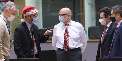 EU-Botschafter unterhalten sich während einer Sondersitzung im EU-Hauptquatier. Foto: Olivier Hoslet/Pool EPA/AP/dpa