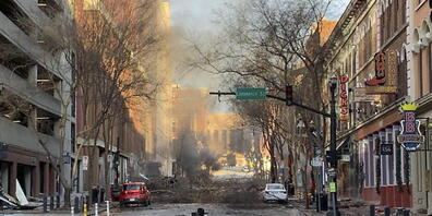In Nashville im US-Bundesstaat Tennessee sind am Weihnachtsmorgen bei der Explosion eines Wohnmobils drei Personen verletzt worden. Die Ursache der Detonation ist noch unklar.