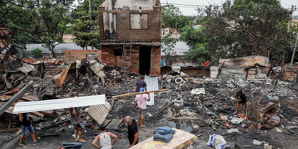 Ein Grossbrand hat am Weihnachtstag in Asuncion, der Hauptstadt Paraguays, Dutzende Häuser vernichtet. Zahlreiche Häuser brannten bis auf die Grundmauern nieder.