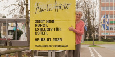 Auf dem Weg zum Stadthaus werden die Plakate von Ann-Lis Häsler schrittweise enthüllt.