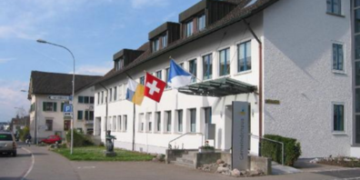 Die letzte Gemeindeversammlung fand unter freiem Himmel auf dem öffentlichen Platz vor dem Gemeindehaus statt.