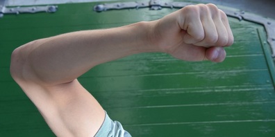 Die Stadtpolizei Zürich rückte am Samstagabend zum Sihlcity aus, nachdem ein Jugendlicher bei der unterirdischen Bushaltestelle Kalanderplatz angegriffen worden war.