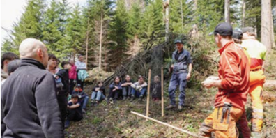  Auch einzelne Bäume wurden beim Einsatz gepflanzt und mit einem Wildschutz versehen.