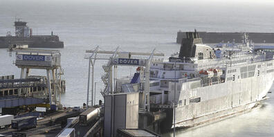 Lastwagen fahren die Rampe zu einer Fähre im Hafen von Dover hinauf. In Frankreich ist ein erster Fall der in Großbritannien aufgetretenen Variante des Coronavirus nachgewiesen worden. Foto: Kirsty Wigglesworth/AP/dpa