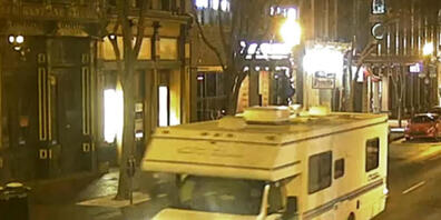 HANDOUT - Das Bild aus einem Überwachungsvideo, das von der Metro Nashville Polizei zur Verfügung gestellt wurde, zeigt einen Wohnwagen, der an einer Explosion beteiligt war. Foto: Uncredited/Metro Nashville PD/dpa - ACHTUNG: Nur zur redaktionelle...