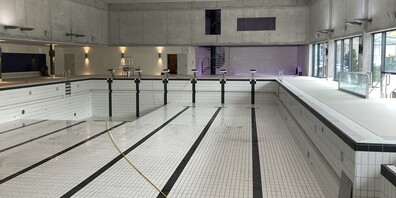 Schon bald sind die Becken vom Hallenbad wieder leer, damit alle nötigen Instandhaltungsarbeiten erledigt werden können. Das Hallenbad sowie der Wellnessbereich im Lidl Sportpark Bergholz sind vom 14. Juli bis 1. August 2025 geschlossen.