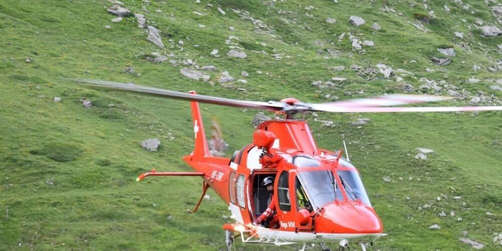 Ein Regahelikopter landet im Suchgebiet.