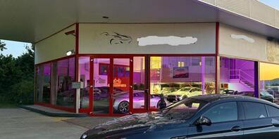 In dieses Autogeschäft in Trasadingen SH brachen drei Jugendliche in der Nacht auf Mittwoch mit dem im Vordergrund stehenden Auto ein