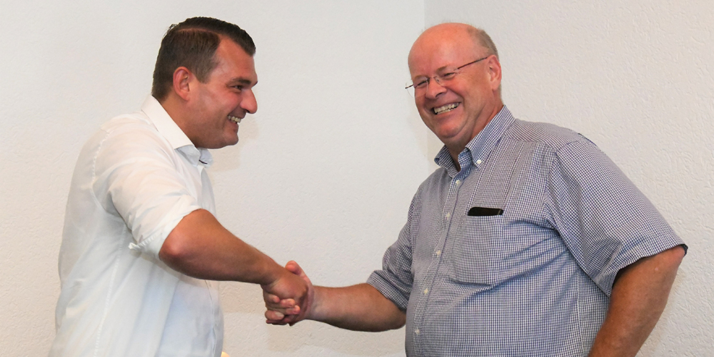 Gemeindepräsident Othmar Büeler heisst Roman Bruggmann im Anschluss an dessen Vereidigung im Gemeinderat willkommen.