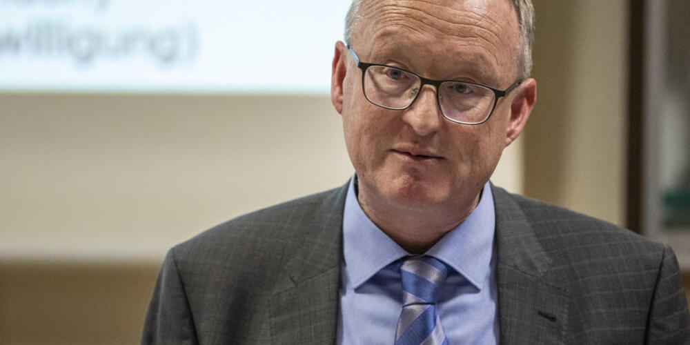 Der Schwyzer Finanzdirektor Herbert Huwiler (SVP) kann sich über einen grundsoliden Schwyzer Staatshaushalt freuen. (Archivbild)