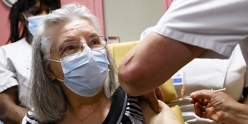 Die 78-jährige Mauricette wird im René-Muret Krankenhaus als erste Frau in Frankreich gegen Corona geimpft. Das stark von der Covid-19-Pandemie betroffene Frankreich hat seine Impfkampagne gegen das Coronavirus begonnen. Foto: Thomas Samson/AFP PO...
