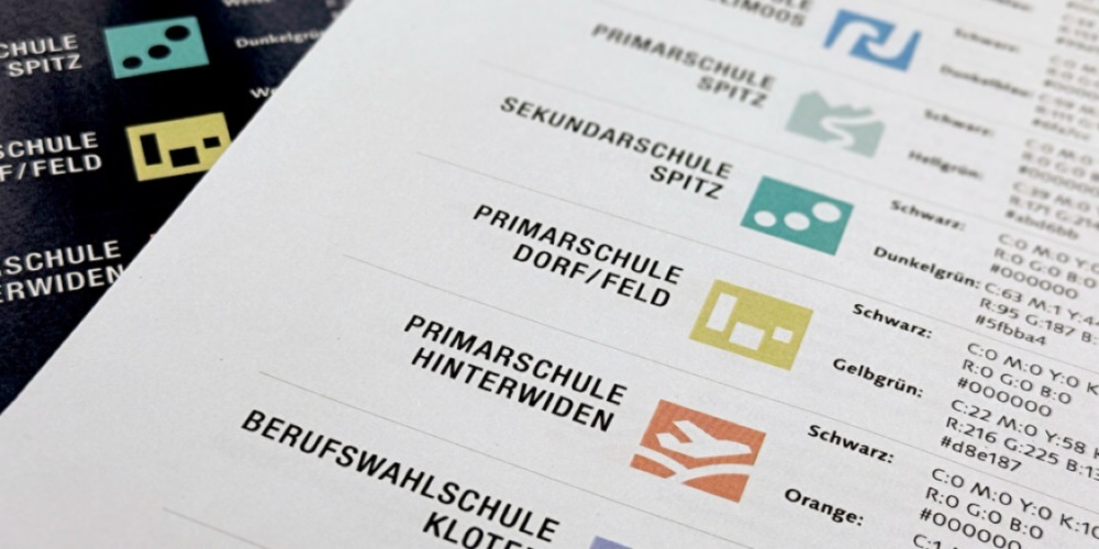 Die neuen Logos der Schuleinheiten basieren auf einer rechteckigen Grundform und haben unterschiedliche Farben