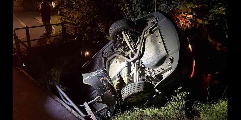 Für die Bergung des Autos wurde ein Abschleppdienst aufgeboten.