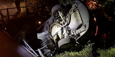 Beim Unfall wurde der 27-jährige Lenker leicht verletzt. Er konnte das Auto selbst verlassen, zeigte laut Polizei aber «Auf- und Ausfallerscheinungen».