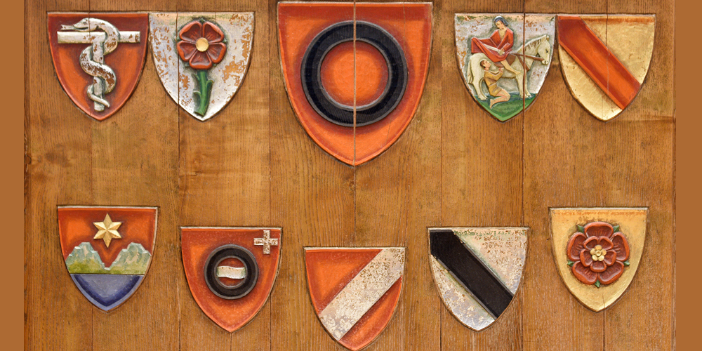 Abgebildete Wappen im Bezirksgerichtsaal in Lachen. Die Wappen der Gemeinde Vorderthal (oben rechts), Schübelbach, Tuggen und Wangen (in dieser Reihenfolge unten in der Mitte) sehen anders aus, als wir sie heute kennen. (Foto Franz Feldmann)