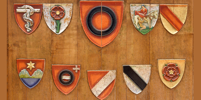 Abgebildete Wappen im Bezirksgerichtsaal in Lachen. Die Wappen der Gemeinde Vorderthal (oben rechts), Schübelbach, Tuggen und Wangen (in dieser Reihenfolge unten in der Mitte) sehen anders aus, als wir sie heute kennen. (Foto Franz Feldmann)