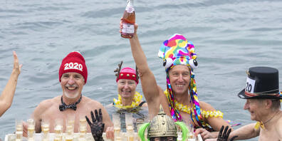 Neujahrsvorsätze sind erfolgreicher, wenn sie positiv formuliert werden. Also besser "ich geh mehr schwimmen" als "ich trinke keinen Alkohol mehr". (Symbolbild)