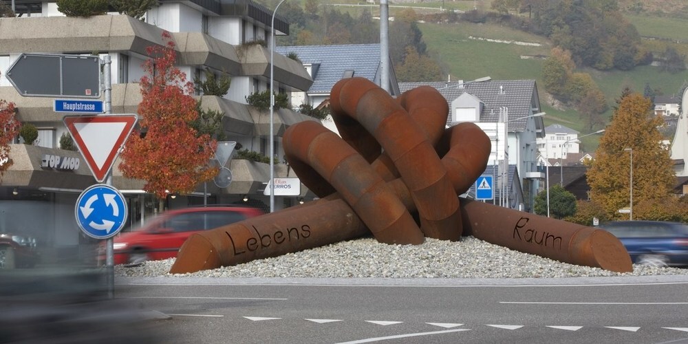 Das Kunstwerk im Auer Kreisverkehr spaltet die Gemüter (Bild: SylviaBühler.ch)