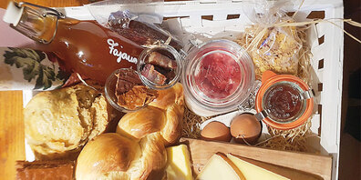 Im Fajauner-Brunchkorb stecken viele leckere Hofprodukte.