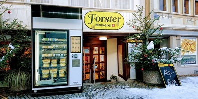 Der Selbstbedienungsautomat steht bei der Molkerei Forster auch ausserhalb der Ladenöffnungszeiten zu Ihren Diensten.
