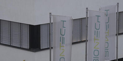 Die Firmenzentrale von Biontech in Mainz liegt im Morgennebel. Für heute rechnet die Firma mit der Zulassung ihres Corona-Impfstoffes durch die Europäischen Arzneimittelbehörde. Foto: Boris Roessler/dpa