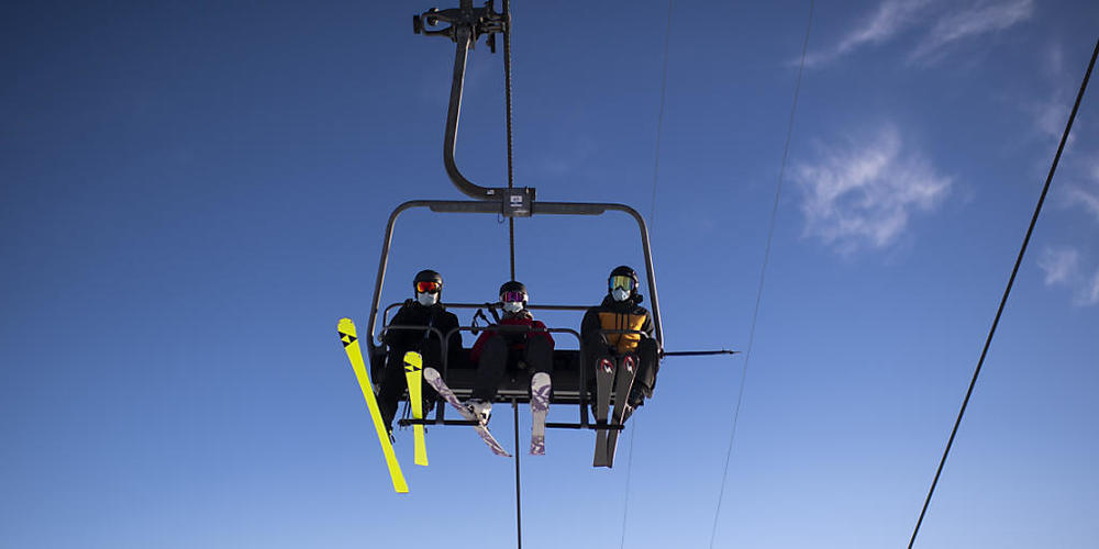 Die Bündner Skigebiete sind über die Festtage geöffnet. Neu beurteilen will die Kantonsregierung die Situation am 29. Dezember 2020.