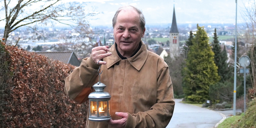 Dekan Pfarrer Josef Benz holt jedes Jahr das Friedenslicht in der Frauenhofkapelle und verteilt es an die Gläubigen in Berneck (Bild: Ulrike Huber)