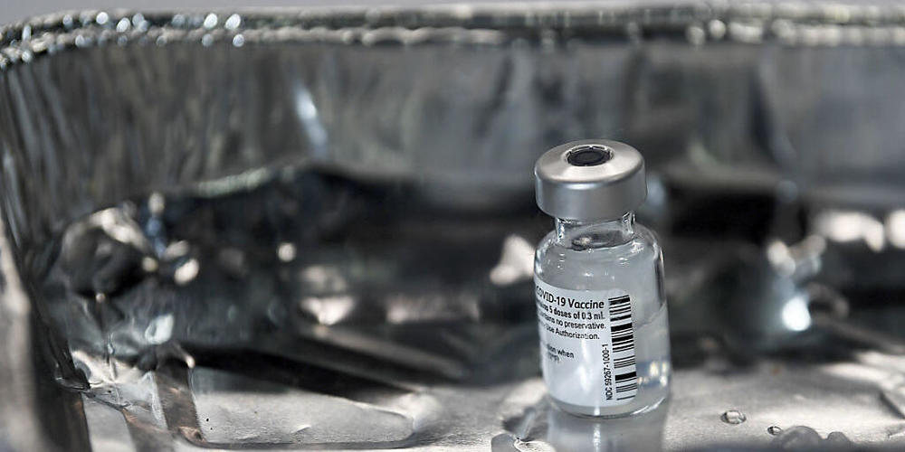 dpatopbilder - Eine Ampulle des Pfizer-BioNTech COVID-19-Impfstoffs steht in einer Schale, als das öffentliche Massenimpfprogramm beginnt, im NHS Louisa Jordan Hospital in Glasgow. Foto: Jeff J Mitchell/Pool Getty/dpa