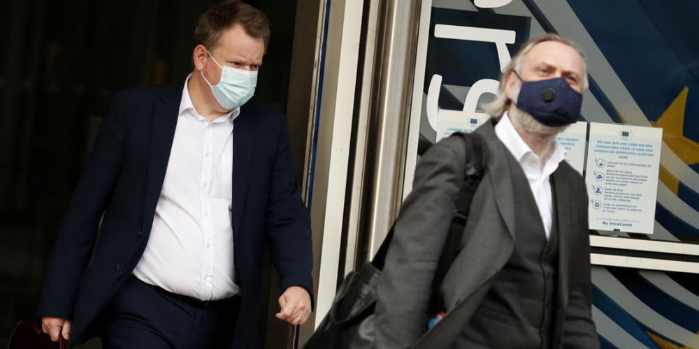David Frost (l.), Großbritanniens Chef-Unterhändler für den Brexit, verlässt das das EU-Hauptquartier nach einem Treffen mit französischen EU-Brexit-Unterhändler Barnier. Foto: Francisco Seco/AP/dpa