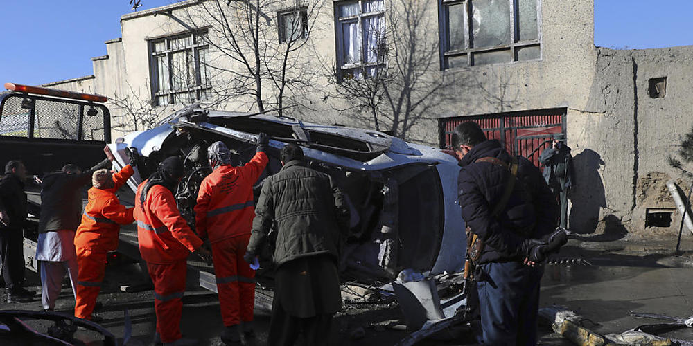 Afghanische Sicherheitskräfte und Gemeindearbeiter entfernen ein beschädigtes Fahrzeug nach einem Bombenanschlag. Bei einem erneuten Anschlag in der afghanischen Hauptstadt Kabul sind mindestens fünf Menschen getötet worden, vier von ihnen Ärzte. ...