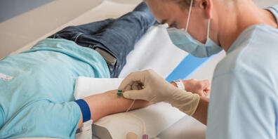 Eine Fachkraft entnimmt einem Schüler eine Blutprobe: Acht Prozent von 2500 getesteten Zürcher Schulkindern wiesen bis Oktober Antikörper gegen das Coronavirus auf.