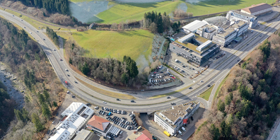 Hinter den Gewerbebauten (rechts im Bild) und danach der H8 entlang führt die SOB-Linie derzeit einspurig von Schindellegi nach Biberbrugg. Bild Claudio Pfister 