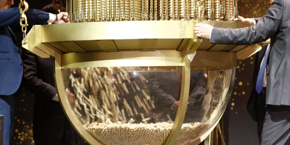 ARCHIV - Die Glückslose der spanischen Weihnachtslotterie «El Gordo» (der Dicke) werden in die Lostrommel im Teatro Real geschüttet. Foto: Eduardo Parra/Europa Press/dpa