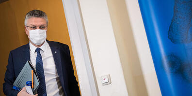 dpatopbilder - Lothar Wieler, Präsident Robert Koch-Institut (RKI), kommt mit Mund-Nasen-Schutz zu einer Pressekonferenz zur aktuellen Corona-Lage in Deutschland. Foto: Stefanie Loos/AFP POOL/dpa