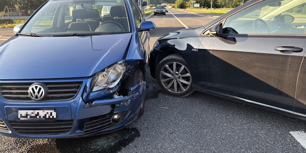 Es kam zu erheblichem Sachschaden an beiden Fahrzeugen.
