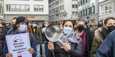 Fast 500 Personen aus dem Gastrogewerbe gingen in der Stadt Luzern für bessere Coronahilfen auf die Strasse.