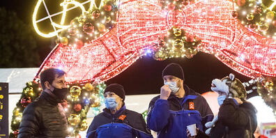 Weihnachten während Zeiten Coronas: Polizisten und Besucher auf dem Weihnachtsmarkt auf der Piazza Riforma in Lugano. (Archivbild)