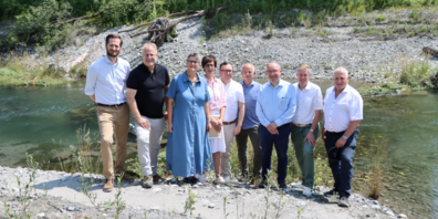 Freuen sich über das gelungene Revitalisierungsprojekt: Andreas Schwarz (v.l.), Eduard Neuhaus, Susanne Haertler-Borer, Regierungsrätin Susanne Hartmann, Ralph Dietsche, Dominik Wäger, Regierungspräsident Beat Tinner, Harry Graf und Kantonsratspräsident Walter Freund. Foto: Désirée Gächter.