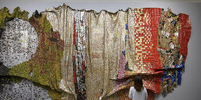 Eine Besucherin der Berner Al Anatsui-Ausstellung vor dem nun vom Kunstmuseum angekauften Werk. (Archivbild)