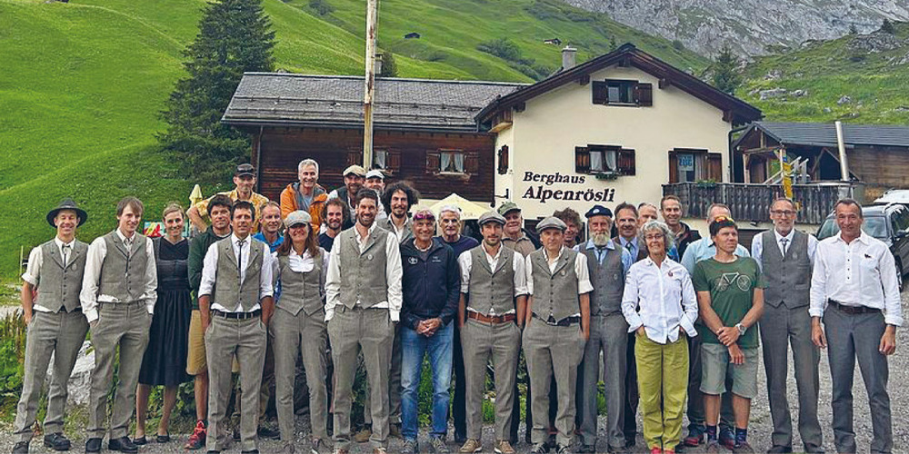 Eine stolze Gruppe von Bergführern aus der Region Prättigau Davos.