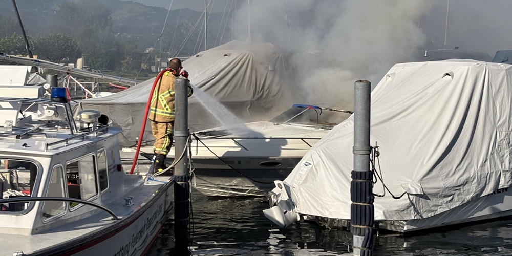 Ein brennendes Boot verursachte eine starke Rauchentwicklung.