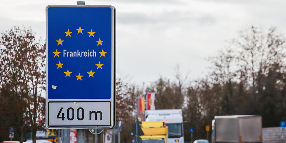 In den vergangenen Tagen fuhren viele Deutsche als Tagestouristen über die Grenze ins Elsass, um dort in den nach wie vor geöffneten Geschäften einzukaufen. Foto: Philipp von Ditfurth/dpa