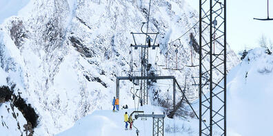 Wintersportler auf einen Skilift in der Region Airolo: Der Kanton Tessin hat seinen Skigebieten eine Betriebsbewilligung erteilt. (Archivbild)