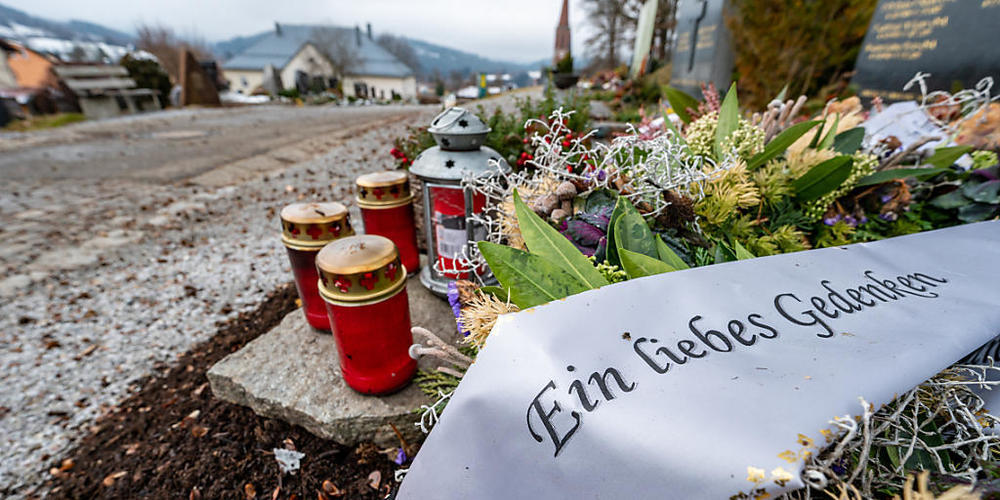 "Ein liebes Gedenken" steht auf dem Gebinde vom  Trauerkranz auf einem Friedhof. Die Zahl der gemeldeten Todesfälle in Zusammenhang mit dem Coronavirus hat in Deutschland einen neuen Höchststand erreicht. Foto: Armin Weigel/dpa