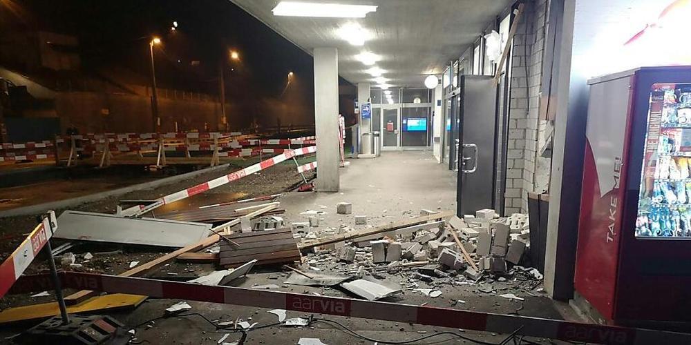 Ein Bild der Verwüstung: Nach der Sprengung des Bankomaten am Bahnhof Killwangen-Spreitenbach AG erbeuteten die Unbekannten eine grössere Menge Bargeld.