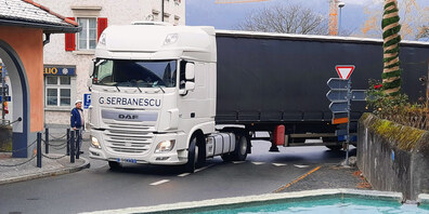 In Maienfeld stecken immer wieder grosse Cars oder Lastwagen fest. 